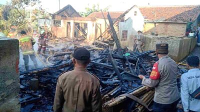 Diduga Dari Tungku Api, Dua Rumah di Sukasari Sumedang Ludes Terbakar