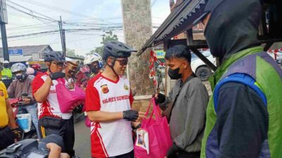 Ojek Pangkalan Sumringah, Dapat Sembako dari Kapolres Sumedang