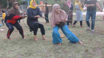 Serunya Emak-emak di Desa Kaduwulung Sumedang Adu Kekuatan Tarik Tambang