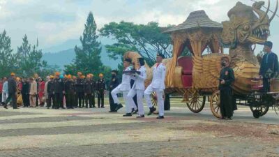 Puluhan Prajurit Kawal Kereta Kencana Naga Paksi Pembawa Bendera Pusaka di Sumedang