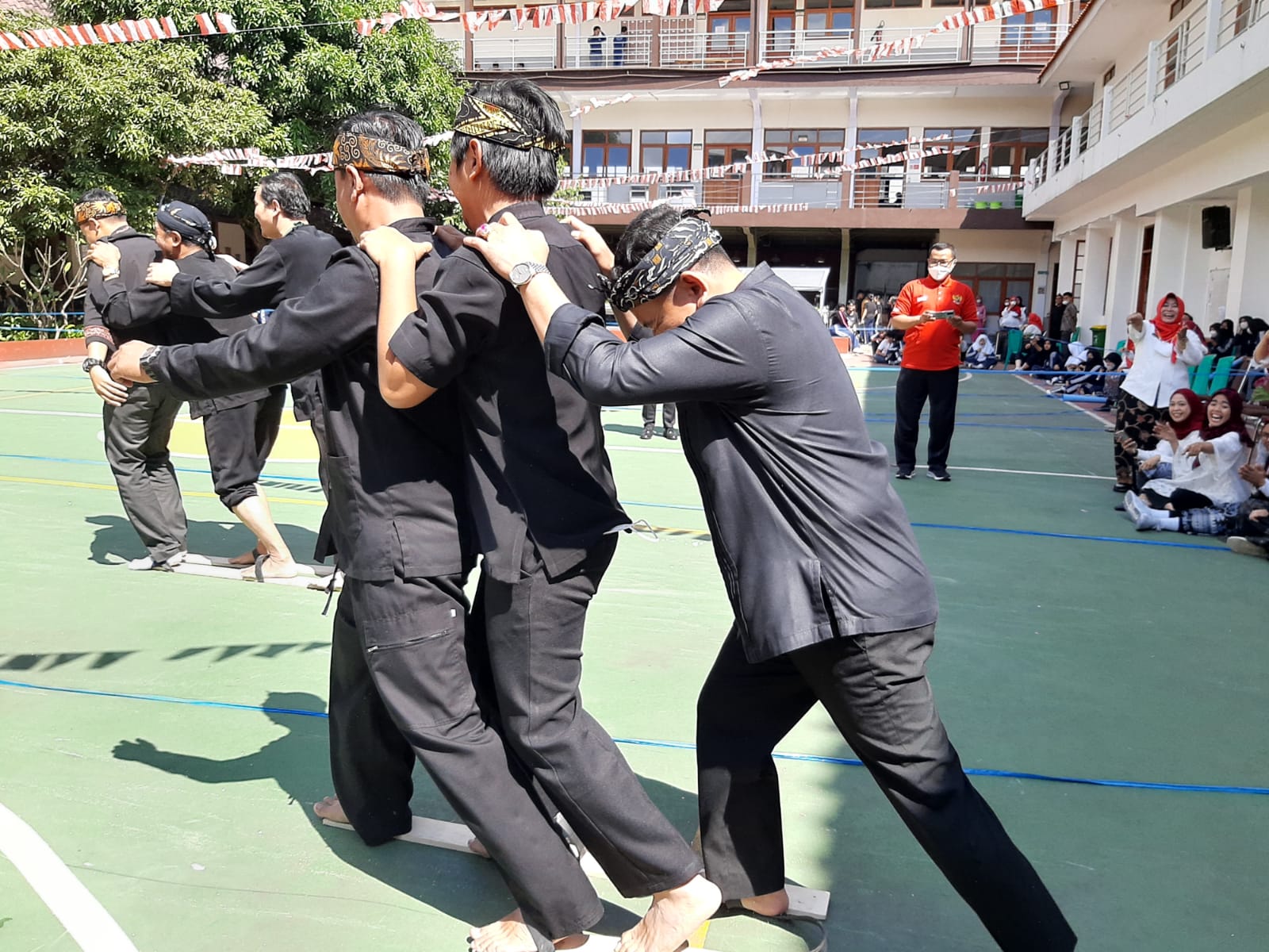 Lomba Bakiak