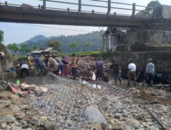 Khawatir Roboh, Warga di Sumedang Ini Gotong Royong Perbaiki Jembatan Rusak