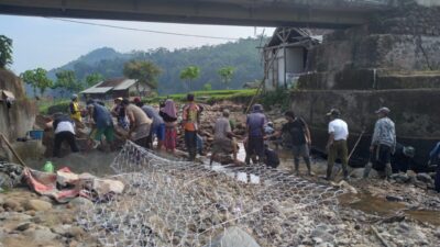Khawatir Roboh, Warga di Sumedang Ini Gotong Royong Perbaiki Jembatan Rusak
