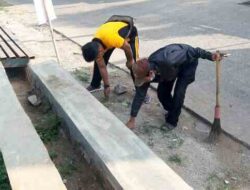 Polsek Cikancung Bersihkan Perkampungan Bersama Warga