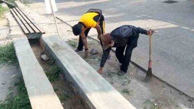 Polsek Cikancung Bersihkan Perkampungan Bersama Warga