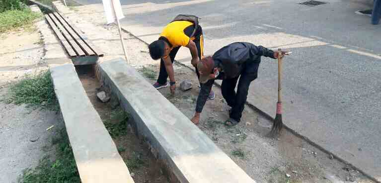 Polsek Cikancung Bersihkan Perkampungan