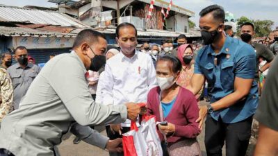 Presiden Jokowi Serahkan Bansos dan Modal Usaha Bagi 100 PKH