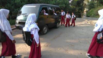 3 Kilometer Perjalanan Menuju Sekolah SD di Sumedang