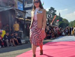 Unik, Meriahkan HUT RI, RW 01 Cikeruh Gelar Jatinangor Fashion Week