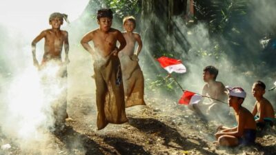 Sejarah Tarik Tambang Hingga Panjat Pinang yang Tak Pernah Absen Dilombakan di Hari Kemerdekaan Indonesia