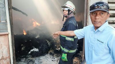 Api Hanguskan Gudang Tekstil