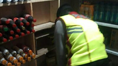 Polsek Cileunyi Sita Puluhan Botol Miras Berbagai Merek di Warung Jamu