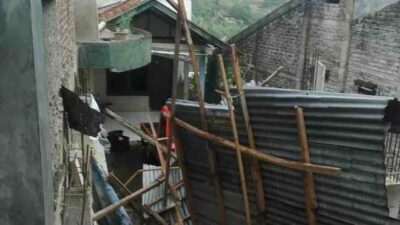 Dihantam Angin Puting Beliung, Puluhan Rumah di Cimenyan Rusak