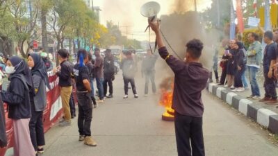 Tolak Kenaikan Harga BBM, Mahasiswa Ikopin Bakar Ban di Depan Kampus Jatinangor Sumedang
