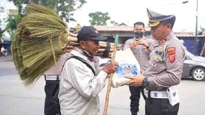 Sambut Hari Lalu Lintas Bhayangkara ke-67, Polresta Bandung Bagikan Paket Sembako