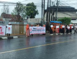 Meski Hujan, Kader PKS Bentangkan Spanduk Penolakan Kenaikan BBM