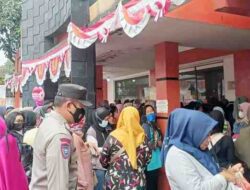 Kawal Penyaluran BLT BBM, Polsek Cangkuang Bandung Jaga Kantor Pos