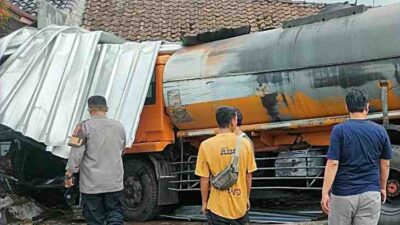 Truk Tangki Seruduk Rumah