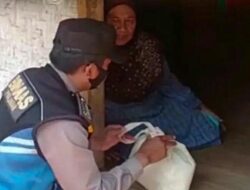 Door to Door, Polisi Beri Bantuan ke Warga Terdampak Kenaikan BBM di Cicalengka