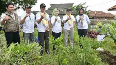 Atasi Lahan Kritis di Parongpong Bandung, Atalia Praratya Ajak Warga Tanam Pohon