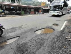 Membahayakan Pengguna Jalan, Jalan Raya Sumedang-Cirebon Ini Berlubang