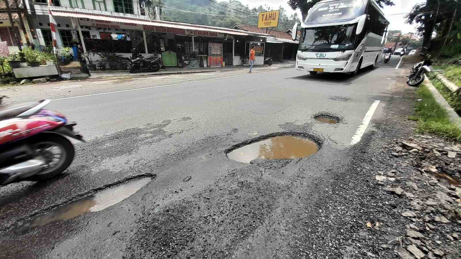 jalan berlubang