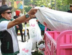Peringati World Cleanup Day 2022, Bupati Bandung Terjun Angkut Sampah