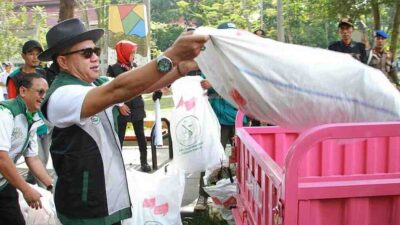 Peringati World Cleanup Day 2022, Bupati Bandung Terjun Angkut Sampah