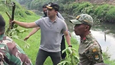 Sahrul Gunawan dan TNI Bahu Membahu Bersihkan Sampah di DAS Citarum