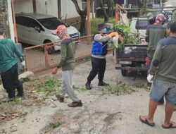 Cegah Banjir, Polisi dan Warga Cinunuk Kompak Bersihkan Sungai Ciguruwik