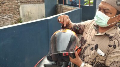 ODGJ Lempar Pemotor Pake Batu Setelah Pecahkan Kaca Mobil di Simpang Pamulihan Sumedang