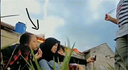 Detik-detik petir sambar rumah