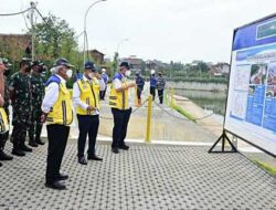 Datangi Kabupaten Bandung, Menteri PUPR Lihat Progres Kolam Retensi Andir