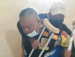 Salut! Anggota Polsek Cileunyi Ini Gendong Lansia Stroke untuk Dapatkan BLT DD