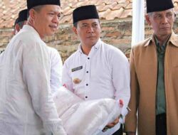 Belum Tersentuh Bantuan, Bupati Bandung Bagikan 100 Paket Beras di Ciparay
