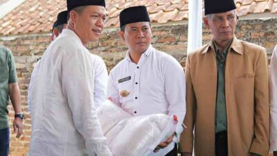 Belum Tersentuh Bantuan, Bupati Bandung Bagikan 100 Paket Beras di Ciparay