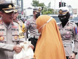 Operasi Zebra 2022 Hari Pertama, Polresta Bandung Bagikan Helm dan Sembako