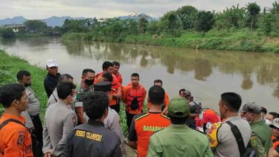 Driver Ojol Ceburkan Diri ke Sungai Citarum, Tim SAR Lakukan Pencarian