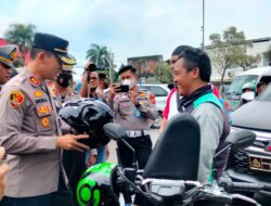 Hari Keempat Operasi Zebra, Polres Sumedang Bagi-bagi Helm dan Sembako
