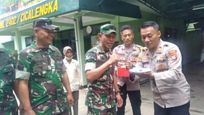 Unik! Peringati HUT ke-77 TNI, Polisi Datangi Koramil Cicalengka Bersama Musisi Jalanan