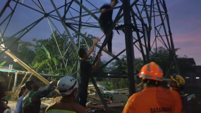 Aksi Percobaan Bunuh Diri Pemuda dengan Naik Tower Listrik, Hebohkan Warga di Sumedang
