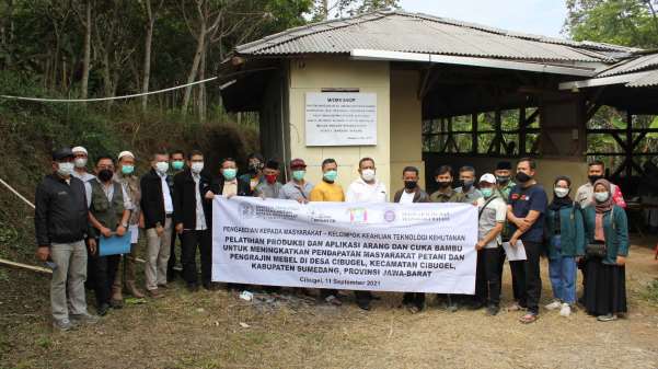 Pembuatan Arang dan Cuka Bambu