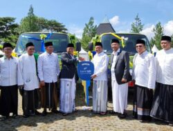 Dukung Pengelolaan Sampah, bank bjb Serahkan CSR untuk Pemda Kabupaten Sumedang