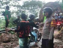 Jalur Ciwidey-Naringgul Tertutup Longsor, Polisi Bergerak Lakukan Pembersihan