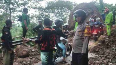 Jalur Ciwidey-Naringgul Tertutup Longsor, Polisi Bergerak Lakukan Pembersihan