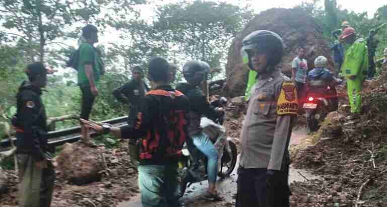 Jalur Ciwidey-Naringgul Tertutup Longsor