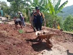Polisi di Sumedang Bantu Bersihkan Material Longsoran Akibat TPT Ambruk