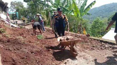 Polisi di Sumedang Bantu Bersihkan Material Longsoran Akibat TPT Ambruk