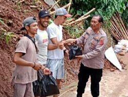 Datangi Korban Longsor di Karamat Mulya, Polsek Soreang Berikan Bantuan