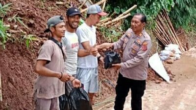 Datangi Korban Longsor di Karamat Mulya, Polsek Soreang Berikan Bantuan